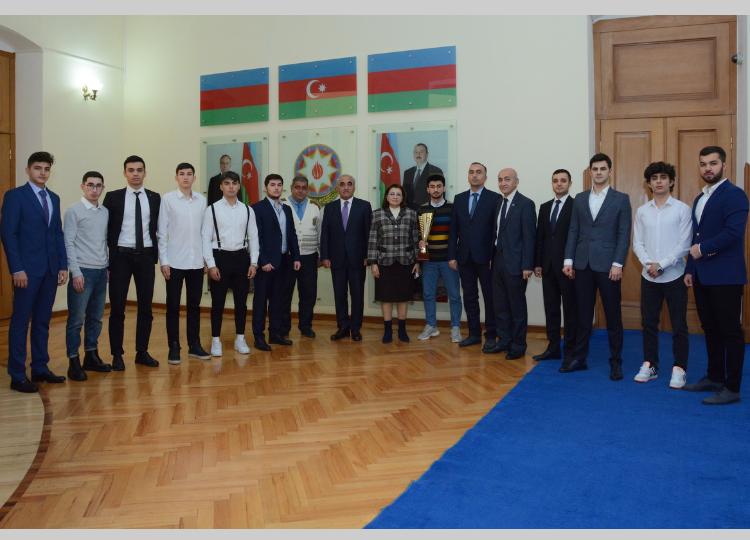 UNEC rektoru futzal yarışının qalibləri ilə görüşüb 