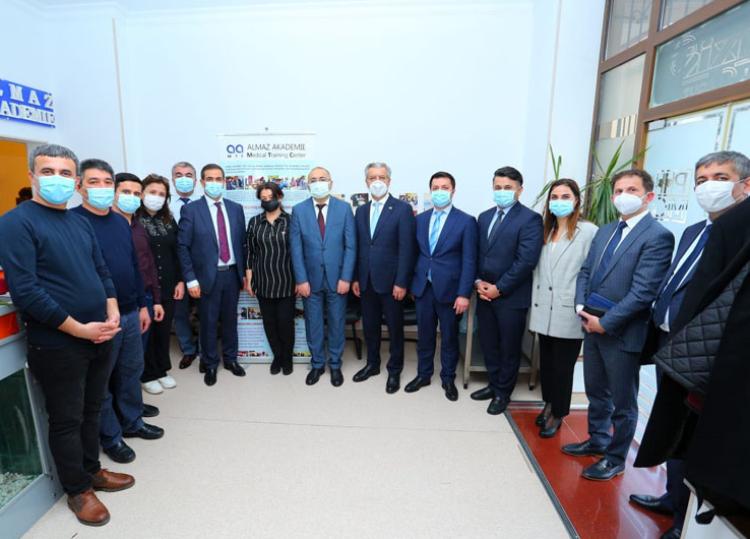 Azərbaycanda laparoskopik cərrahiyyə üzrə kurs keçən özbəkistanlı cərrahlara sertifikatlar təqdim edilib - FOTO