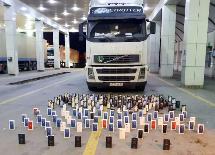 Külli miqdarda "iPhone" markalı mobil telefonlar aşkar edilib - VİDEO