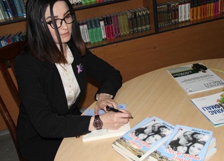 Odlar Yurdu Universitetində Əzizə Farizin "Sevən qəlbin fəryadı" adlı kitabının təqdimadı baş tutdu - FOTO