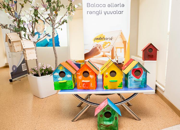 Yelo Bank вместе с детьми в реабилитационном центре сделали домики для птиц 