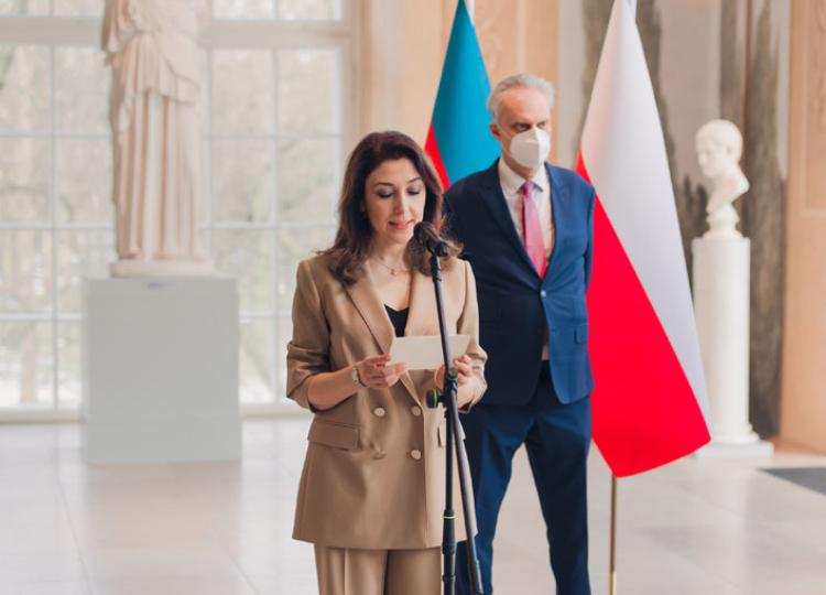 Azərbaycan-Polşa diplomatik münasibətlərin 30 illiyi ilə bağlı Varşavanın Lajenki Kral Muzeyində sərgi açılıb - FOTO