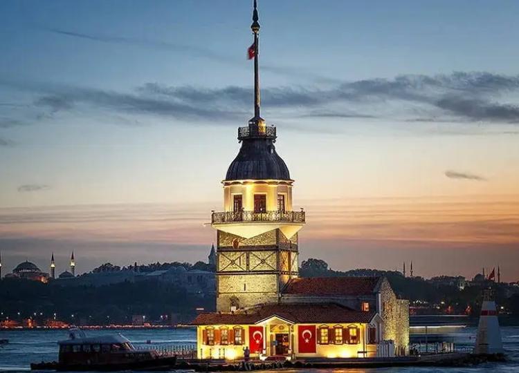 Mərmərə dənizinə bağlandığı kiçik bir adada tikilmiş Qız qalası 