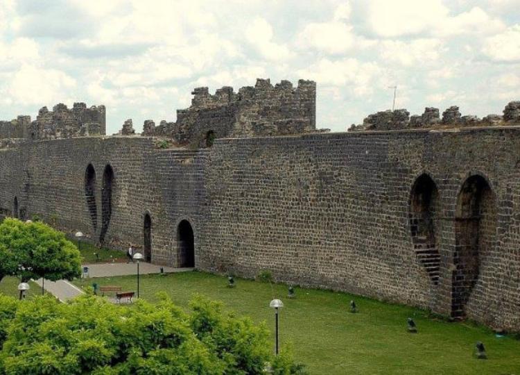 Diyarbəkirin tarixi qala divarları 