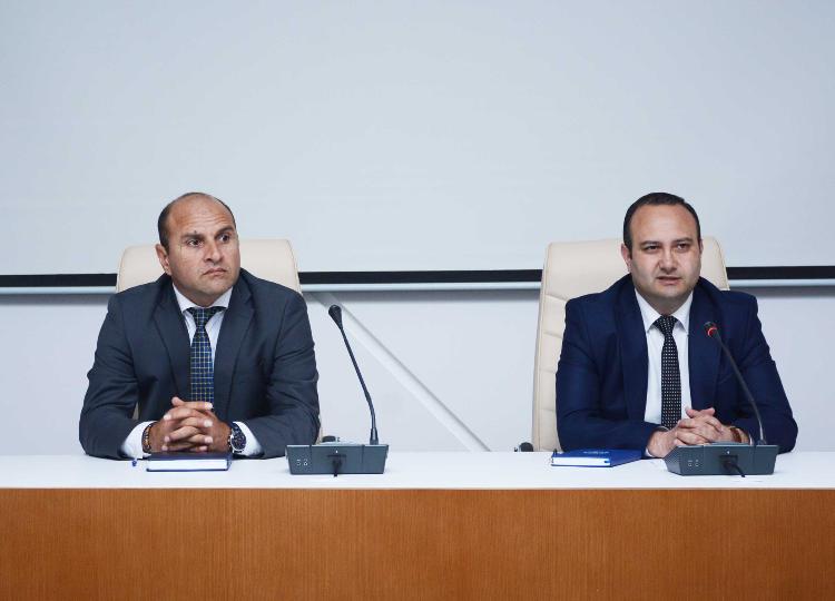 Rektor tələbələrlə görüşüb 