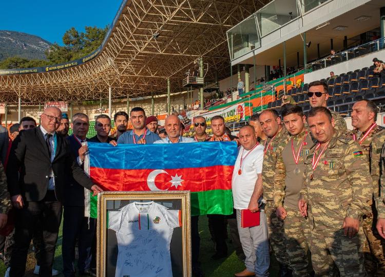 "Alanyaspor" Futbol Klubu qələbəni oyunu canlı izləyən qəhrəman qazilərimizə həsr etdi - FOTO