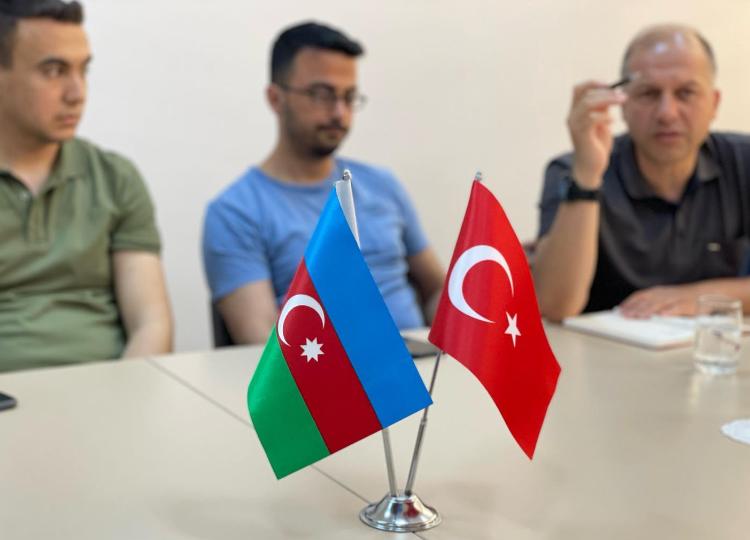 Binəqədi Gənclər Evində Türkiyənin Gənclər və İdman Nazirliyinin nümayəndə heyəti ilə görüş keçirilib - FOTO