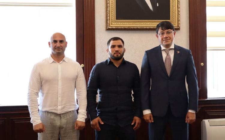 Komitə sədri tanınmış idmançı Nəriman Abbasovla görüşüb 