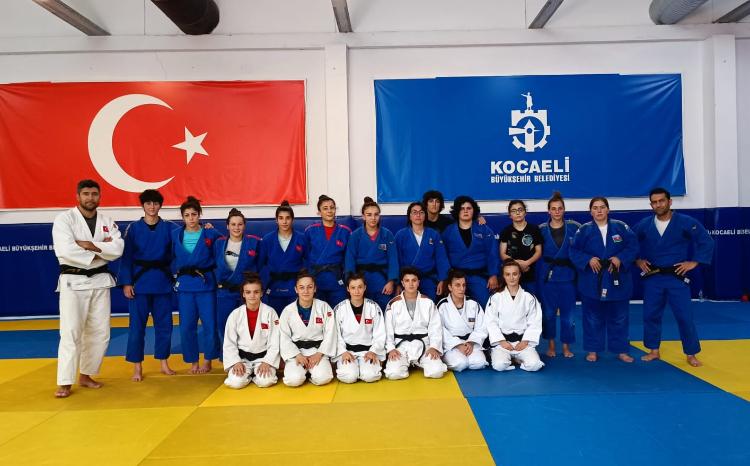 Qadın cüdoçular AÇ üçün Kocaelidə hazırlıq keçirlər 