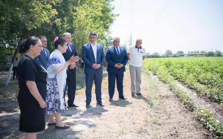 Kənd təsərrüfatı naziri İnam Kərimov Sabirabad rayonunda təsərrüfatlara baş çəkib, fermerlərlə görüşüb 
