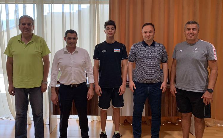Federasiya rəhbərliyi üzgüçülük tarixində bir ilkə imza atan idmançı ilə görüşüb 
