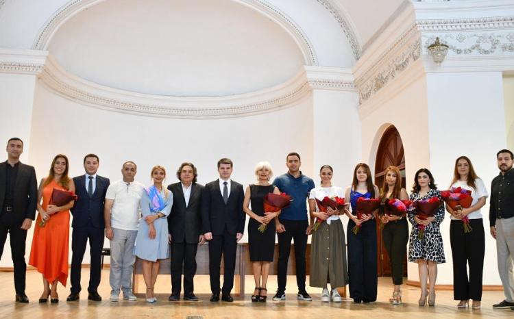 "Qarabağ Gecəsi" xeyriyyə konsertinin iştirakçıları təltif olunub 