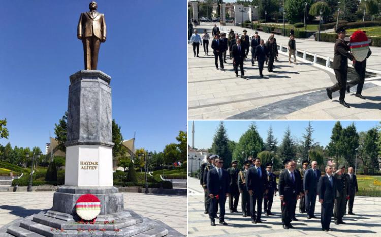 Министр обороны посетил парк Гейдара Алиева в Анкаре 