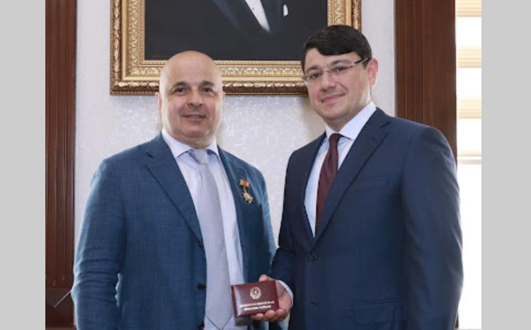 Всемирно известному азербайджанскому профессору Масуду Ашине вручена медаль "За заслуги в диаспорской деятельности" 