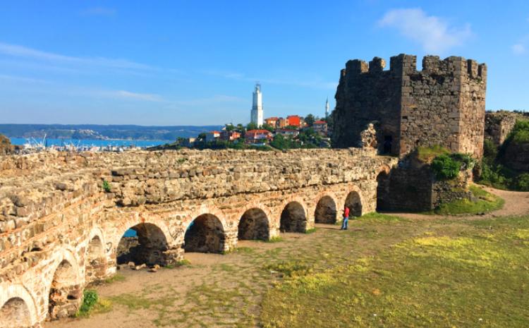 Türkiyənin füsunkar tarixi quruluşu olan abidəsi - Rumeli fənəri qalası 