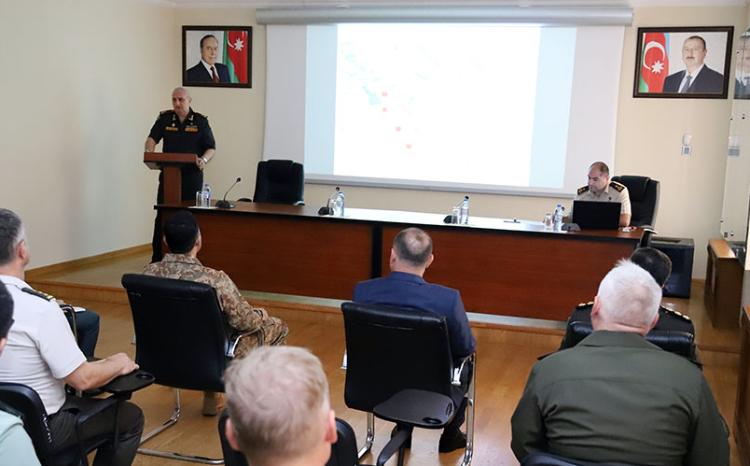 В связи со сложившейся обстановкой состоялся очередной брифинг для военных атташе, аккредитованных в Азербайджане 
