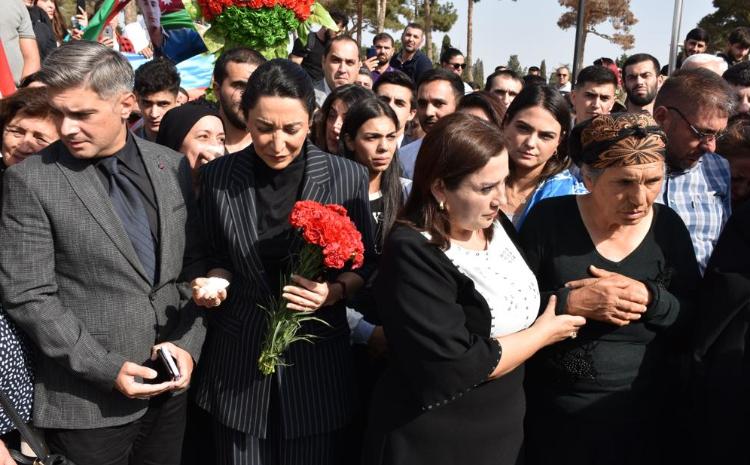 Ombudsman şəhidlərimizin dəfn mərasimində iştirak edib 