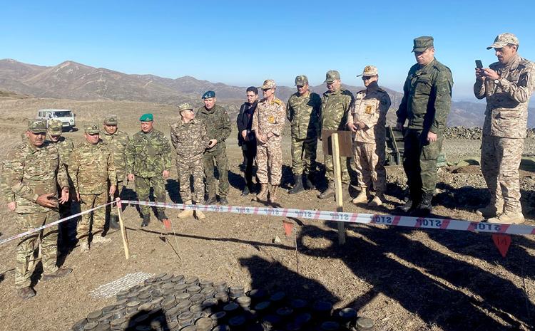 Военные атташе и журналисты провели осмотр минного поля в направлении вершины Сарыбаба 