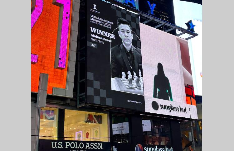 "Vugar Gashimov Memorial-2022": Nodirbek Abdusattorovun qələbə posteri məşhur "Times" meydanında 