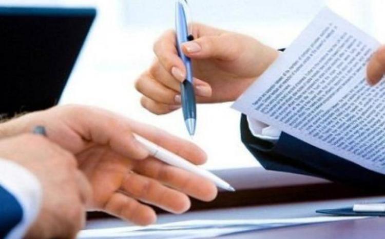 İşçi hansı hallarda əmək vəzifələrini kobud şəkildə pozmuş sayılır? 
