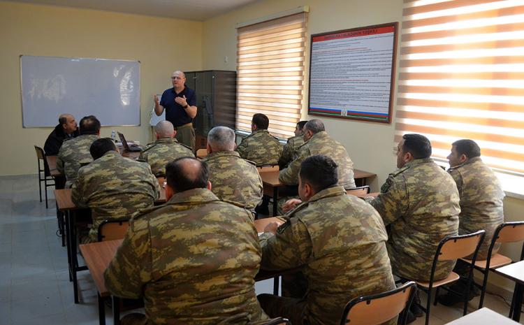 В Азербайджанской Армии проводится учебный курс с участием британских специалистов 