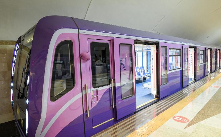 Metro qatarında problem yarandı, interval uzandı 