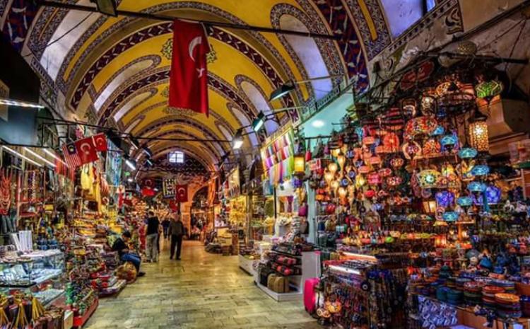 İstanbuldakı tarixi Kapalı Çarşı bazarını bir il ərzində 40 milyona qədər insan ziyarət edib 