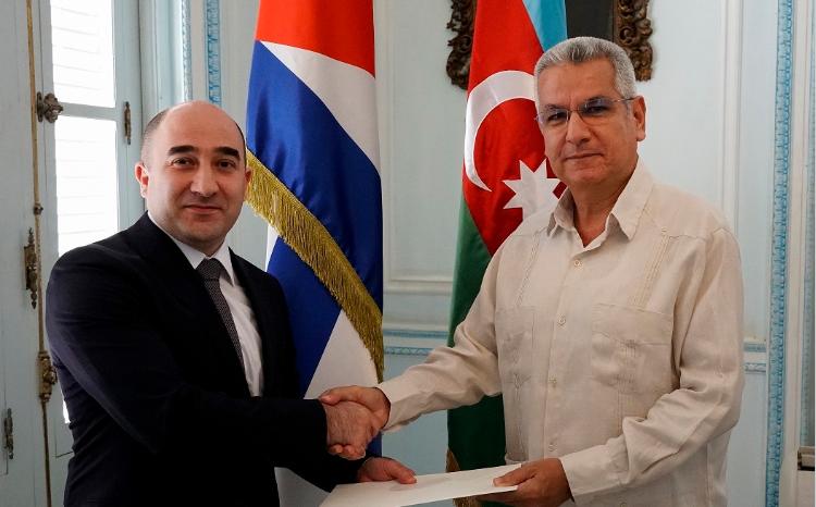 Azərbaycanın səfiri etimadnamələrin surətini Kubanın xarici işlər nazirinin müavininə təqdim edib 