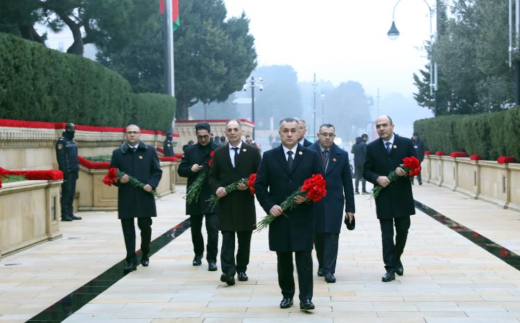 Руководство Министерства здравоохранения посетило Аллею шехидов 