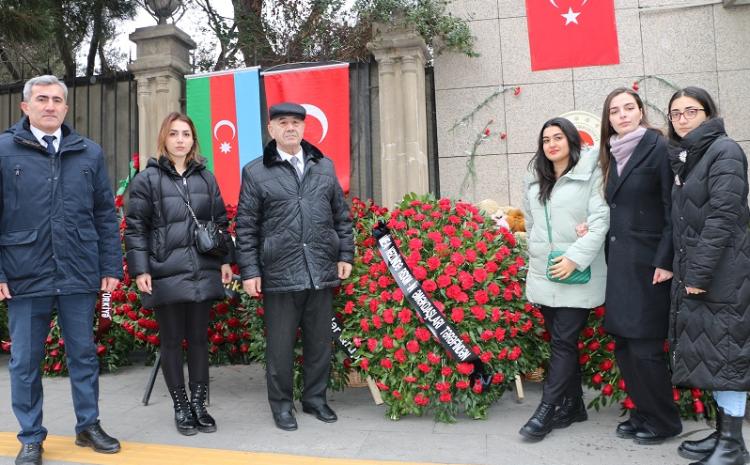 RSXM əməkdaşları qardaş Türkiyədə baş verən zəlzələ zamanı həlak olanların xatirəsini yad ediblər 