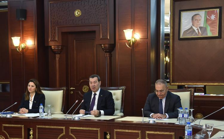 Milli Məclisdə gənc diplomatlarla görüş keçirilib 