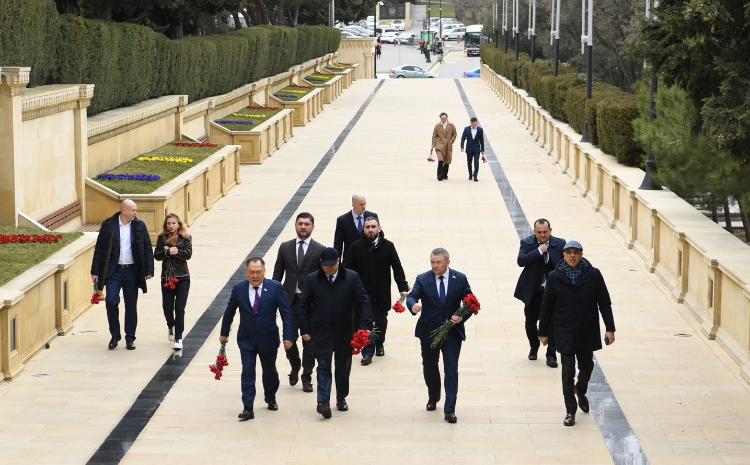 Rusiya Dövlət Dumasının nümayəndə heyəti Ulu Öndərin məzarını və Şəhidlər xiyabanını ziyarət edib 
