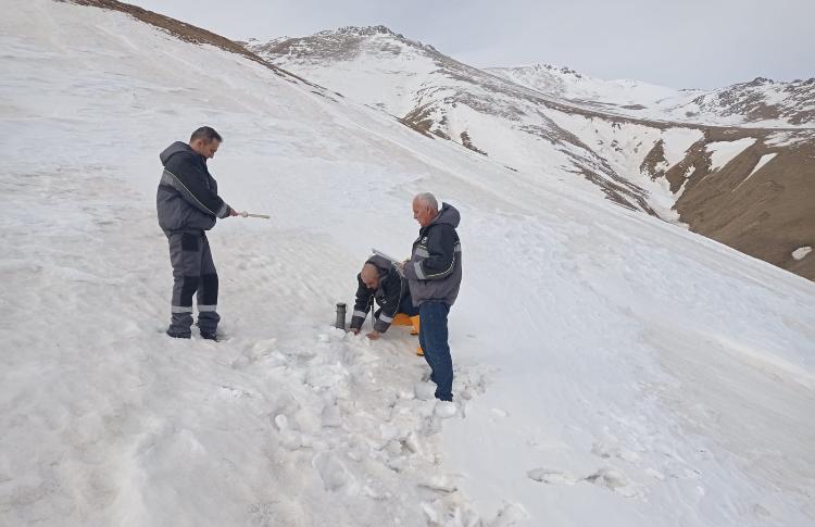 Yüksək dağlıq ərazilərdə qarölçmə işləri davam edir 