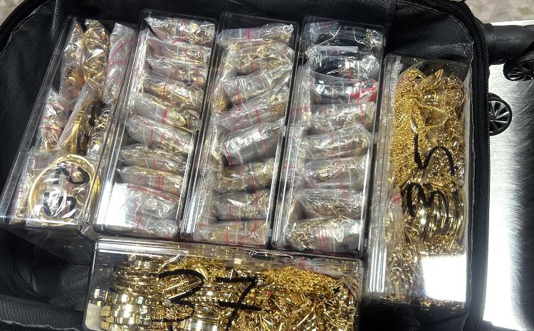 İstanbuldan Bakıya 17 kq qızıl gətirən şəxsi gömrükçülər saxladı 