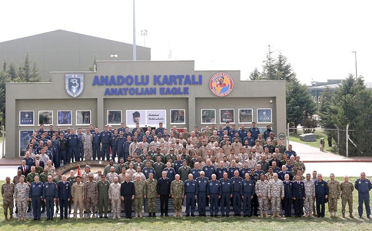 Министр обороны совершает визит в Турцию 