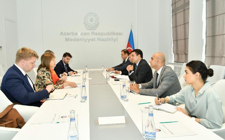 Böyük Britaniya Baş nazirinin elçisi Mədəniyyət Nazirliyində olub 