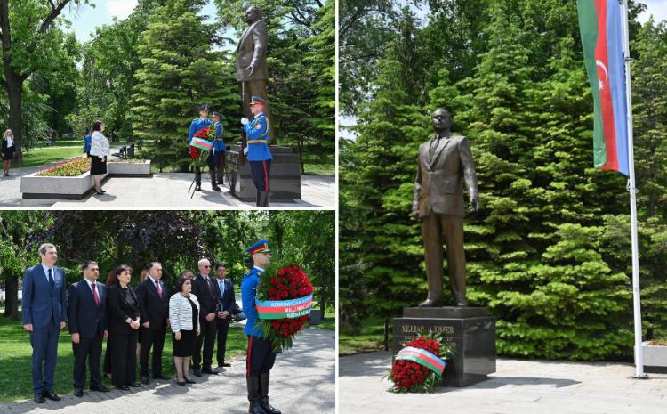 Milli Majlis Speaker Sahiba Gafarova Goes to National Leader Heydar Aliyev’s Monument 