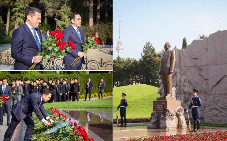 Bakı Limanının kollektivi Ulu Öndər Heydər Əliyevin məzarını ziyarət edib 