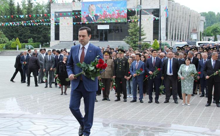 İsmayıllı Rayon İcra Hakimiyyətinin başçısı Ulu Öndər Heydər Əliyevin abidəsini ziyarət edib 