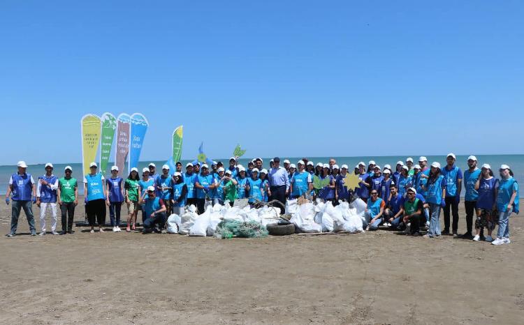 BDU könüllüləri təmizlik aksiyasında 