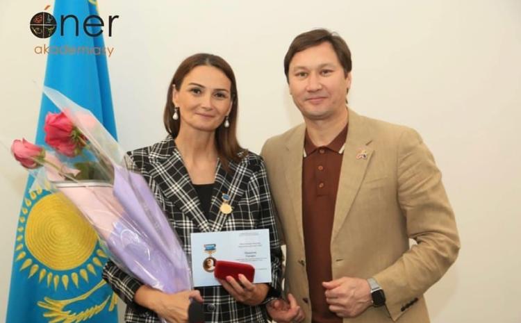 Qənirə Paşayeva Qazax Milli Sənət Akademiyasının medalı ilə təltif olundu 