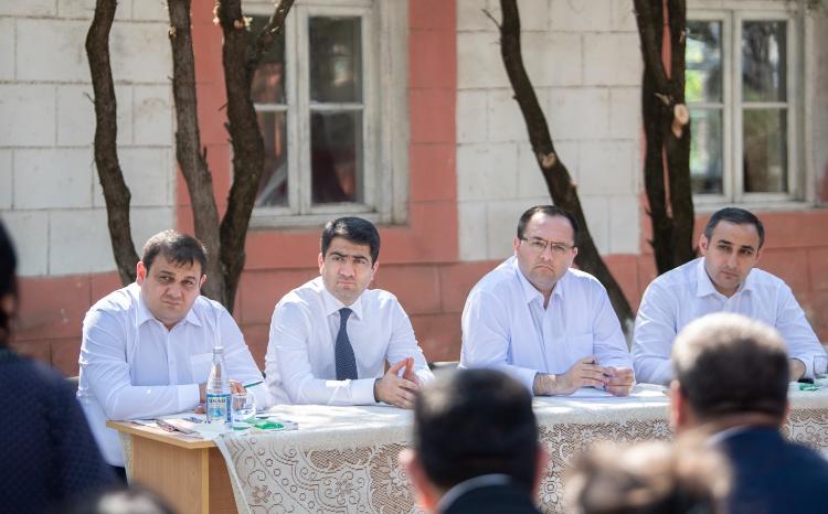Nazir Məcnun Məmmədov Ağstafada təsərrüfatlara baş çəkib, Həzi Aslanov qəsəbəsinin sakinləri ilə görüşüb 