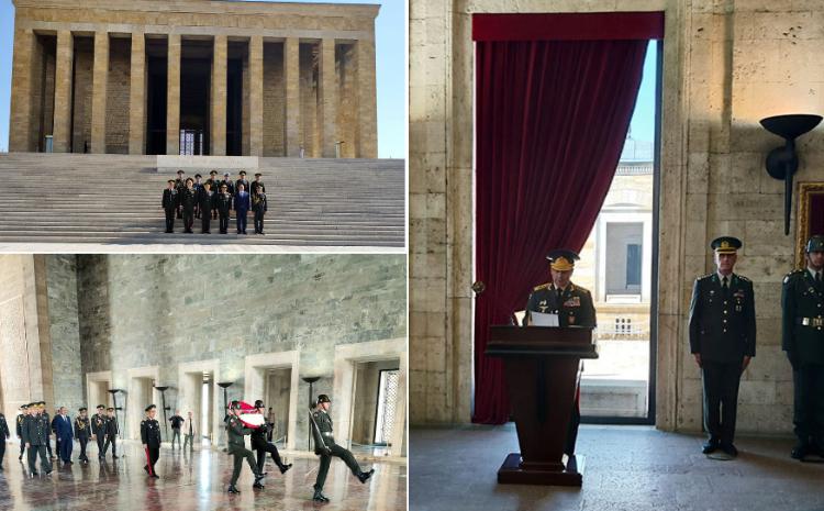 Azərbaycanın müdafiə naziri Anıtqəbri ziyarət edib 