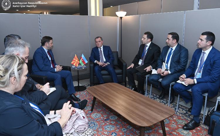 XİN nazir Buyar Osmani ilə görüşdə Azərbaycanın yalnız hərbi hədəfləri məhv etdiyini, mülki şəxsləri hədəf almadığı bildirilib 