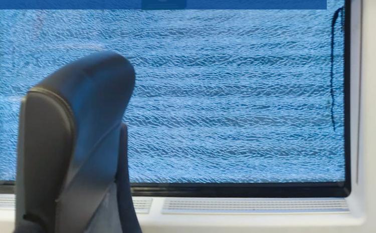 "Stadler" qatarlarının şüşələri daşla sındırılıb 