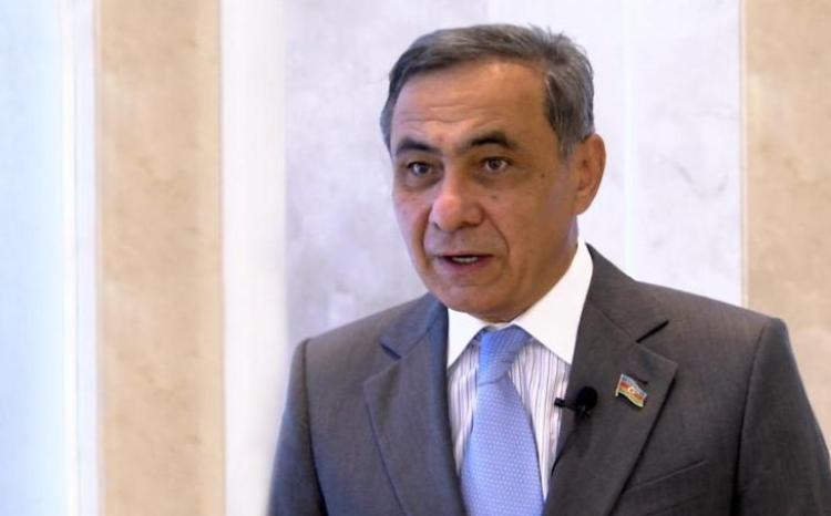 Məğlub nümayəndə heyəti meydanın mərkəzinə dəvət edildi 