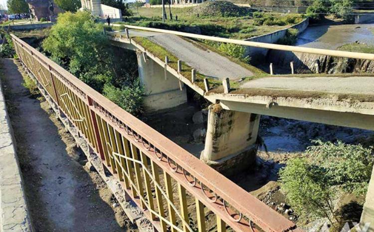 Azərbaycanda 49 illik körpü uçdu 