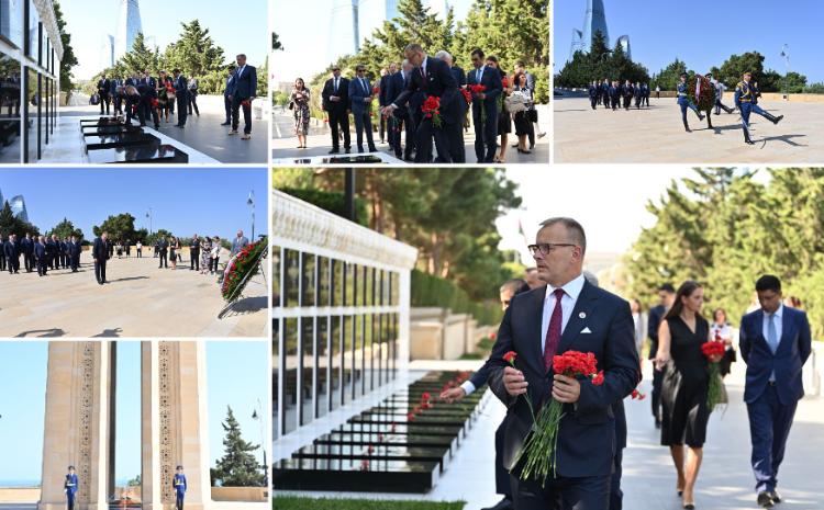 Slovakiya parlament nümayəndə heyəti Şəhidlər xiyabanını ziyarət edib 