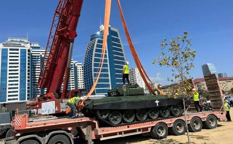 Albert Aqarunovun vurduğu erməni tankı Hərbi Qənimətlər Parkında quraşdırılır 