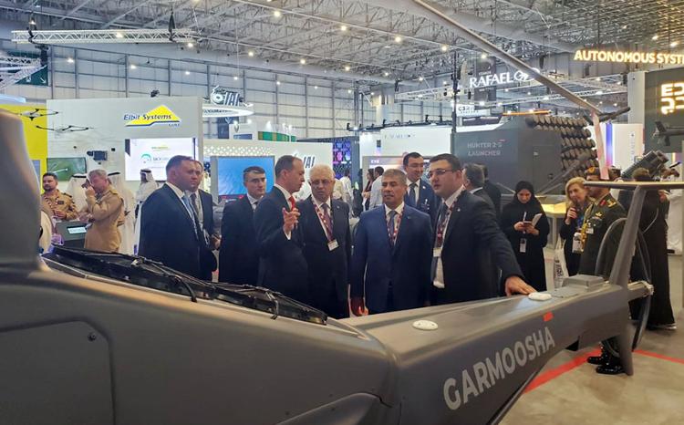 Müdafiə Nazirliyinin rəhbər heyəti "EDGE" şirkətinin stendini ziyarət edib 